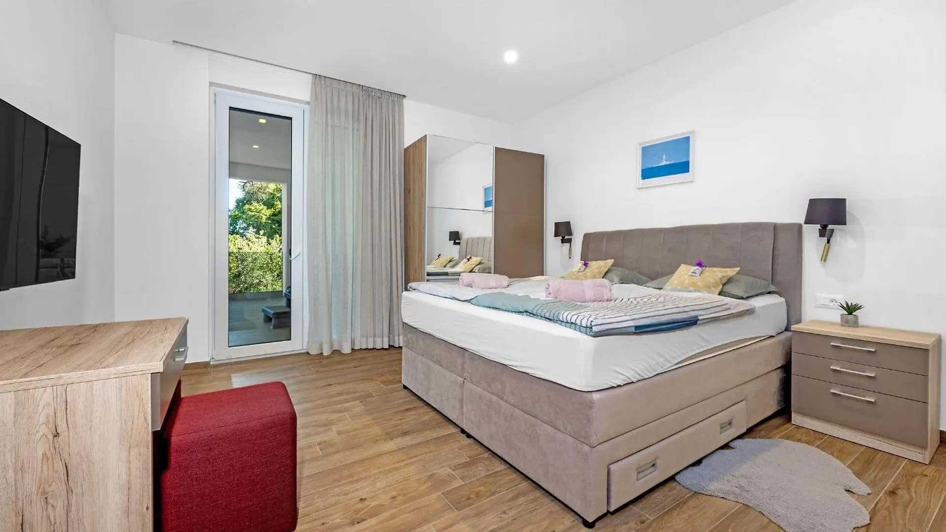Villa Pinus - Private Pool, Jacuzzi, Game Room Porec Croatia