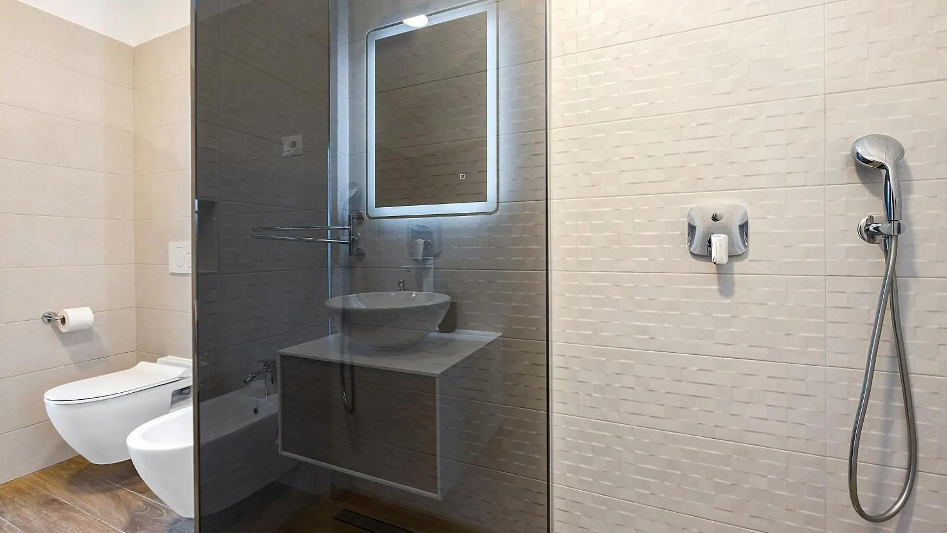 Villa Pinus - Private Pool, Jacuzzi, Game Room Porec Croatia